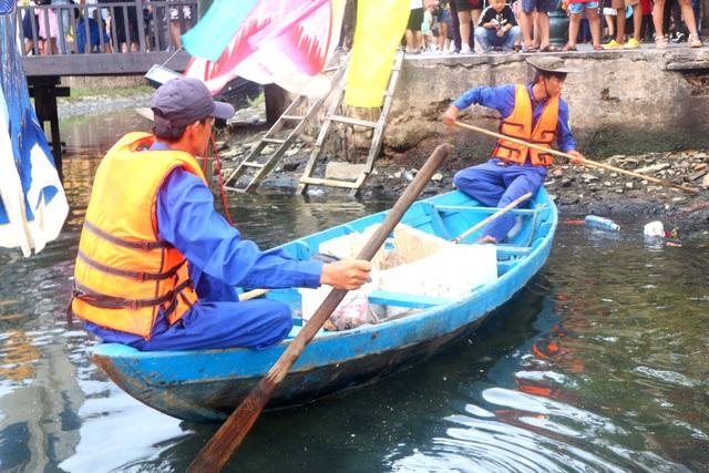 Du khách hào hứng tham gia “Một giờ vì Hội An sạch hơn” - 4 Du khách hào hứng tham gia “Một giờ vì Hội An sạch hơn” - 4