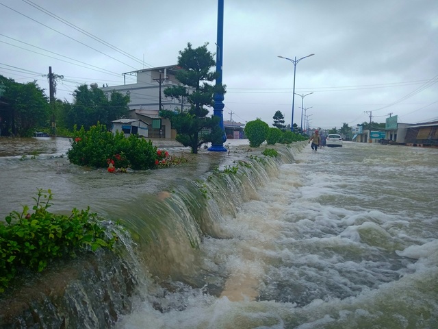 Phú Quốc lũ dâng cao ngang đầu người, huy động 1.000 quân cứu dân - 2 Phú Quốc lũ dâng cao ngang đầu người, huy động 1.000 quân cứu dân - 2