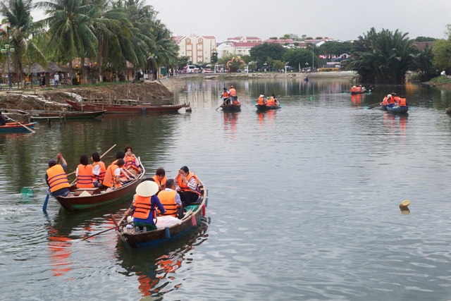 Du khách hào hứng tham gia “Một giờ vì Hội An sạch hơn” - 6 Du khách hào hứng tham gia “Một giờ vì Hội An sạch hơn” - 6