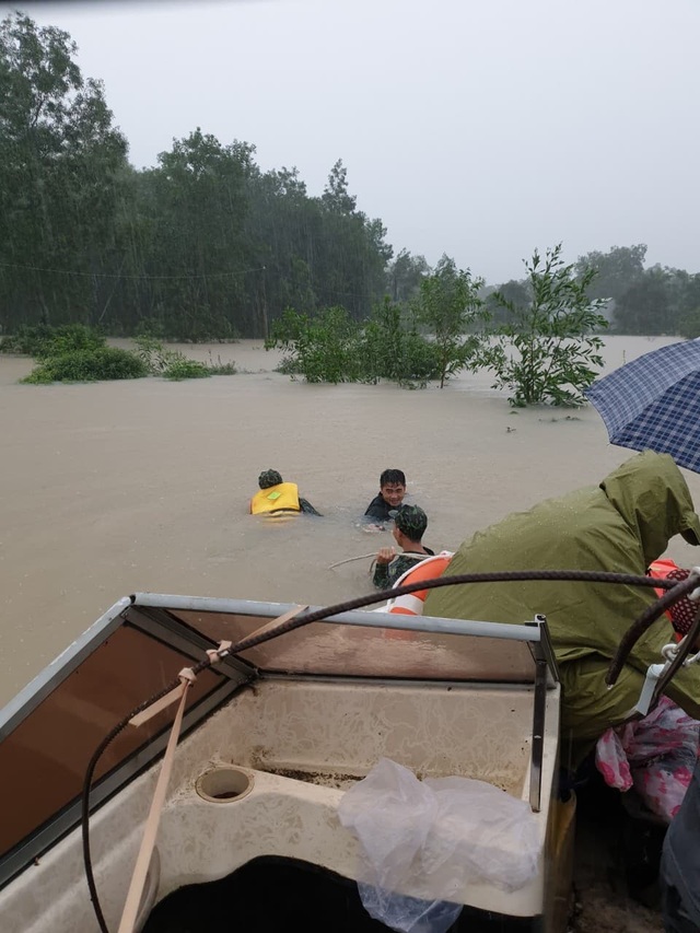 Phú Quốc lũ dâng cao ngang đầu người, huy động 1.000 quân cứu dân - 7 Phú Quốc lũ dâng cao ngang đầu người, huy động 1.000 quân cứu dân - 7