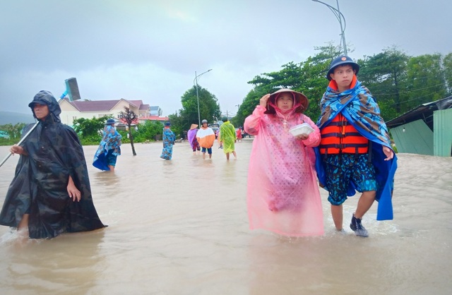 Ngày thứ 8 Phú Quốc ngập lụt: Lũ rút dần, tiếp tục sơ tán dân - 1