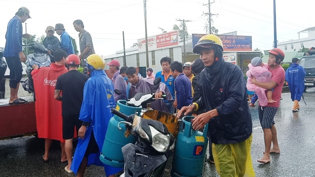 Phú Quốc lũ dâng cao ngang đầu người, huy động 1.000 quân cứu dân - 15 Phú Quốc lũ dâng cao ngang đầu người, huy động 1.000 quân cứu dân - 15