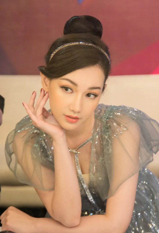 Tự Long khiến MC Quỳnh Chi khóc hết nước mắt - 1 Tự Long khiến MC Quỳnh Chi khóc hết nước mắt - 1