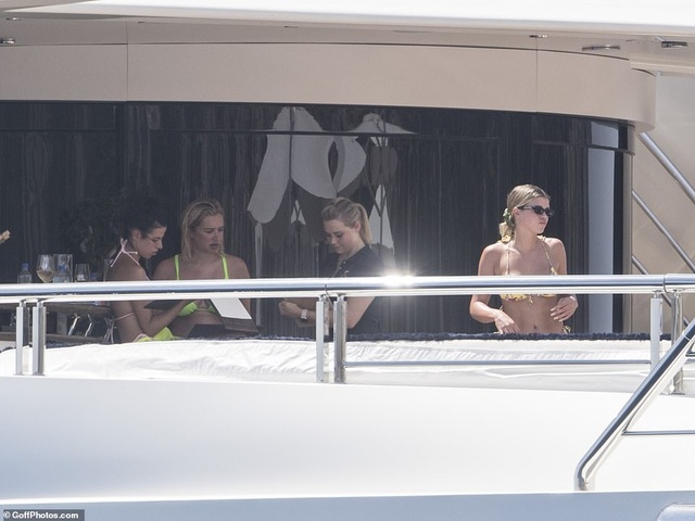 Sofia Richie vui đùa cùng bạn trai trên biển - 10 Sofia Richie vui đùa cùng bạn trai trên biển - 10