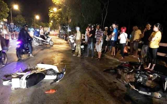 Xe máy phóng ngược chiều tông liên tiếp 5 phương tiện - 1 Xe máy phóng ngược chiều tông liên tiếp 5 phương tiện - 1