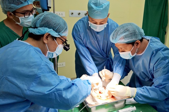 Cô ruột hiến một phần cơ thể cứu cháu mắc bệnh hiếm gặp - 2 Cô ruột hiến một phần cơ thể cứu cháu mắc bệnh hiếm gặp - 2