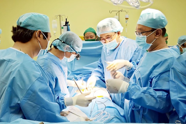 Cô ruột hiến một phần cơ thể cứu cháu mắc bệnh hiếm gặp - 3 Cô ruột hiến một phần cơ thể cứu cháu mắc bệnh hiếm gặp - 3