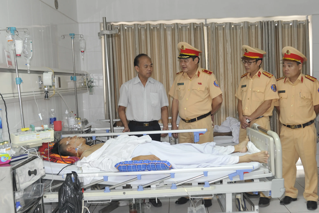 Cấp cứu kịp thời CSGT bị đối tượng vi phạm giao thông cầm dao đâm lén - 1 Cấp cứu kịp thời CSGT bị đối tượng vi phạm giao thông cầm dao đâm lén - 1