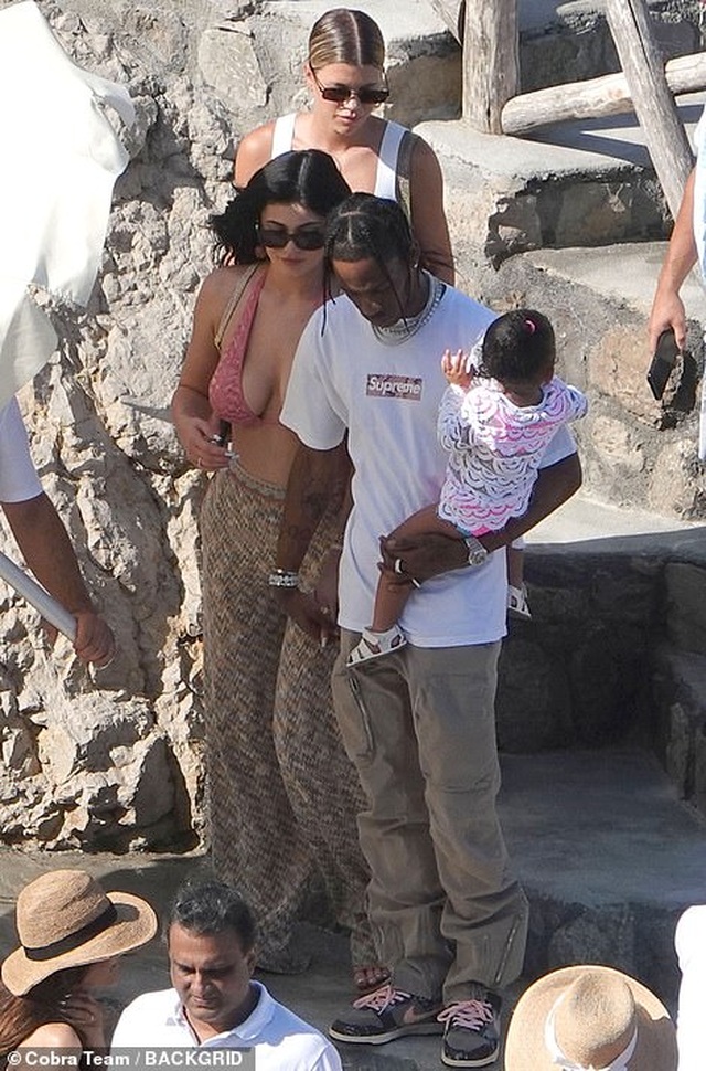 Kylie Jenner khoe thân hình nảy nở - 4 Kylie Jenner khoe thân hình nảy nở - 4