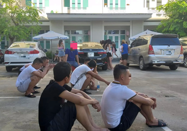 Đột kích quán karaoke, phát hiện 58 người “dính” ma tuý - 1 Đột kích quán karaoke, phát hiện 58 người “dính” ma tuý - 1