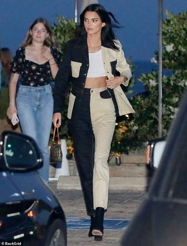 Kendall Jenner lộ dáng siêu thon trên phố - 6 Kendall Jenner lộ dáng siêu thon trên phố - 6