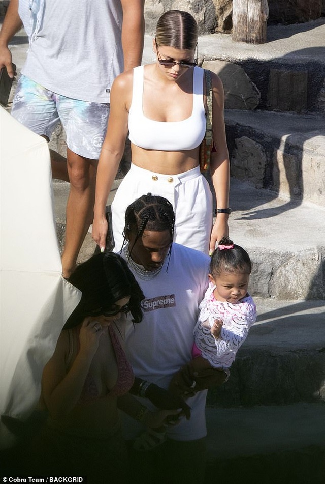Kylie Jenner khoe thân hình nảy nở - 7 Kylie Jenner khoe thân hình nảy nở - 7