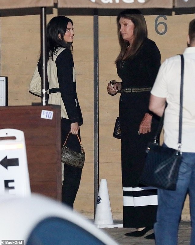 Kendall Jenner lộ dáng siêu thon trên phố - 7 Kendall Jenner lộ dáng siêu thon trên phố - 7