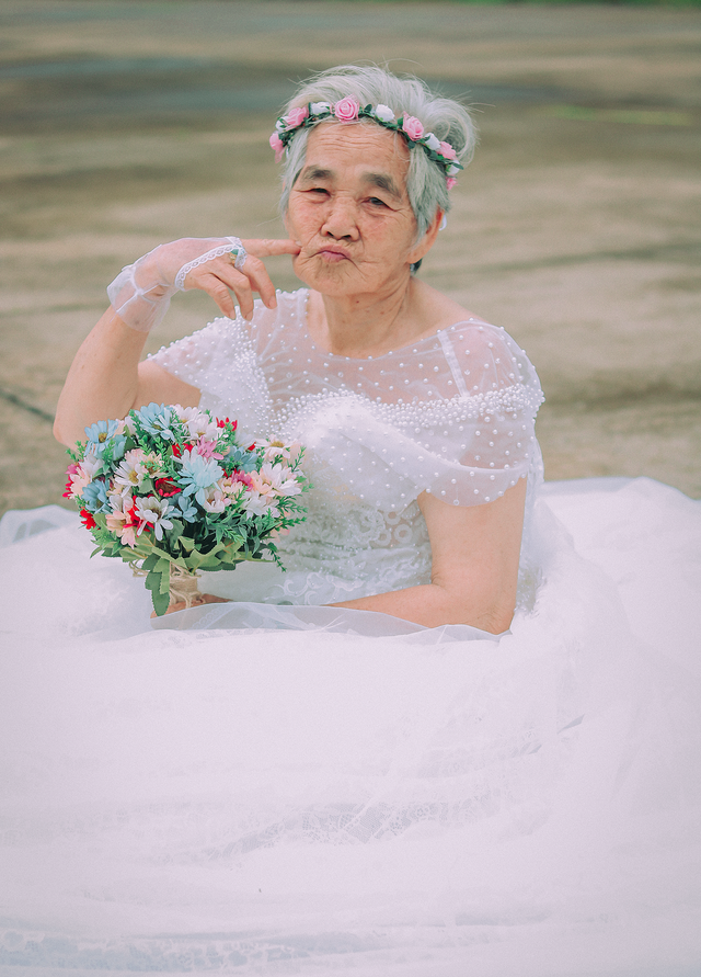 Câu chuyện xúc động phía sau bộ ảnh bà nội 89 tuổi mặc váy cưới - 3