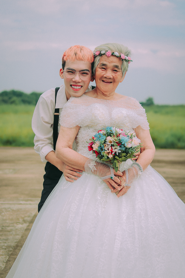 Câu chuyện xúc động phía sau bộ ảnh bà nội 89 tuổi mặc váy cưới - 1 Câu chuyện xúc động phía sau bộ ảnh bà nội 89 tuổi mặc váy cưới - 1