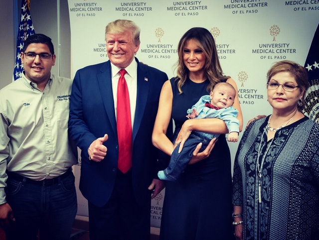 Hành động gây tranh cãi của ông Trump khi chụp ảnh với em bé mồ côi