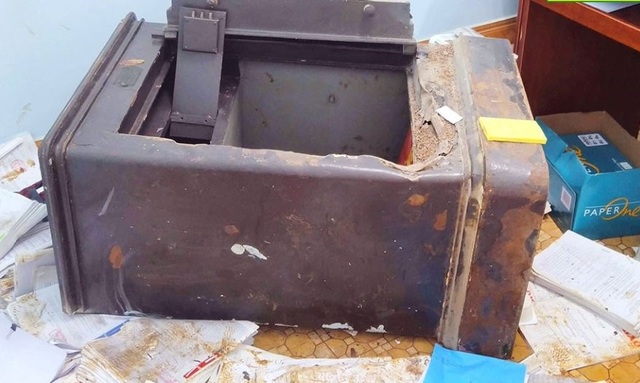Một đêm hai ủy ban xã bị kẻ gian đột nhập phá két sắt - 1 Một đêm hai ủy ban xã bị kẻ gian đột nhập phá két sắt - 1
