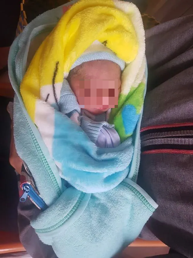 Bé sơ sinh bị bỏ rơi bên đường trong tình trạng tím tái - 1 Bé sơ sinh bị bỏ rơi bên đường trong tình trạng tím tái - 1