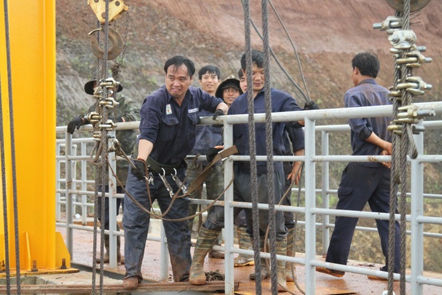 Mở được van xả tràn, đập thủy điện thoát nguy cơ vỡ - 1 Mở được van xả tràn, đập thủy điện thoát nguy cơ vỡ - 1
