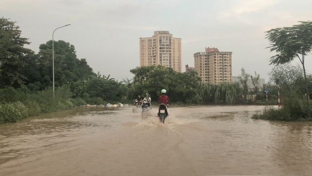 Hà Nội: Tạnh mưa 2 ngày, đường vẫn ngập như “sông sâu” - 1 Hà Nội: Tạnh mưa 2 ngày, đường vẫn ngập như “sông sâu” - 1