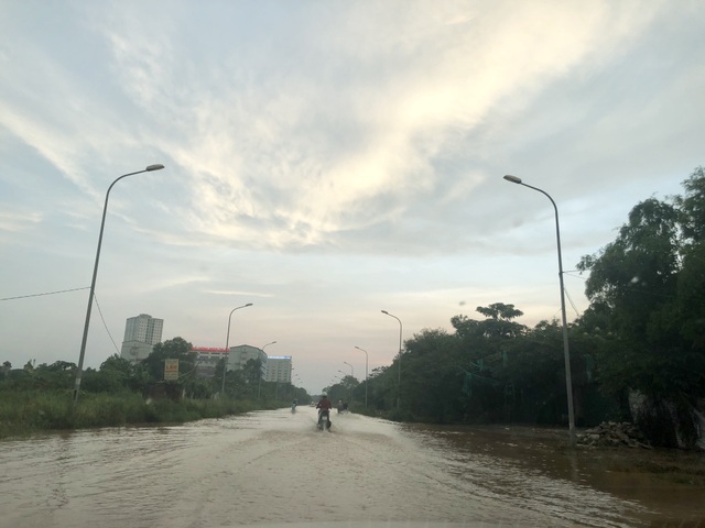 Hà Nội: Tạnh mưa 2 ngày, đường vẫn ngập như “sông sâu” - 3 Hà Nội: Tạnh mưa 2 ngày, đường vẫn ngập như “sông sâu” - 3