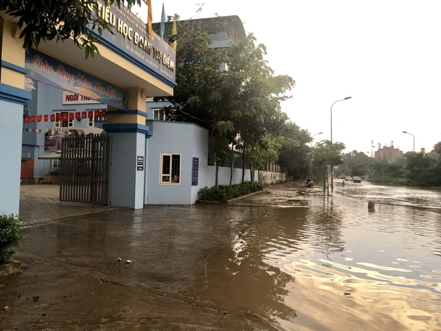 Hà Nội: Tạnh mưa 2 ngày, đường vẫn ngập như “sông sâu” - 7 Hà Nội: Tạnh mưa 2 ngày, đường vẫn ngập như “sông sâu” - 7