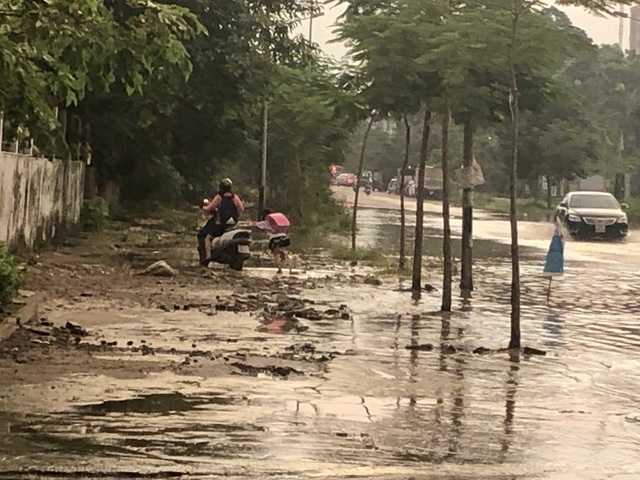 Hà Nội: Tạnh mưa 2 ngày, đường vẫn ngập như “sông sâu” - 8 Hà Nội: Tạnh mưa 2 ngày, đường vẫn ngập như “sông sâu” - 8