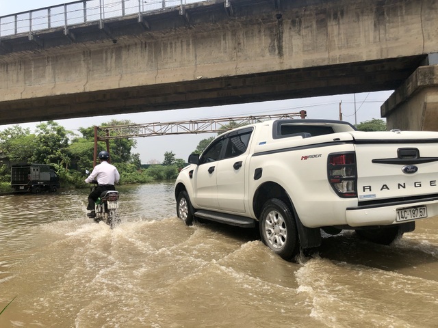 Hà Nội: Tạnh mưa 2 ngày, đường vẫn ngập như “sông sâu” - 11 Hà Nội: Tạnh mưa 2 ngày, đường vẫn ngập như “sông sâu” - 11