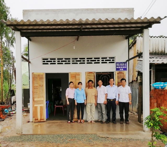 Cha con chân sắt được bạn đọc Dân trí xây tặng Ngôi nhà Nhân ái - 4 Cha con chân sắt được bạn đọc Dân trí xây tặng Ngôi nhà Nhân ái - 4