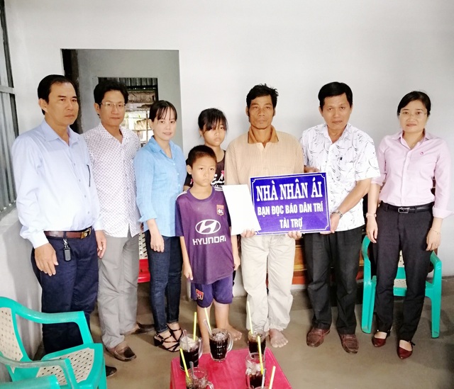 Cha con chân sắt được bạn đọc Dân trí xây tặng Ngôi nhà Nhân ái - 1 Cha con chân sắt được bạn đọc Dân trí xây tặng Ngôi nhà Nhân ái - 1