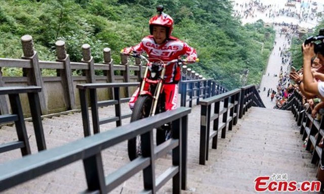 Lái moto vượt qua 999 bậc thang trong 56 giây để lên Cổng trời - 1 Lái moto vượt qua 999 bậc thang trong 56 giây để lên Cổng trời - 1