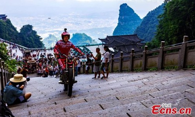 Lái moto vượt qua 999 bậc thang trong 56 giây để lên Cổng trời - 2 Lái moto vượt qua 999 bậc thang trong 56 giây để lên Cổng trời - 2