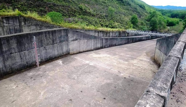 Nhiều hồ đập khô cạn chưa từng thấy do cái nóng 40 độ ròng rã nhiều tháng - 2 Nhiều hồ đập khô cạn chưa từng thấy do cái nóng 40 độ ròng rã nhiều tháng - 2