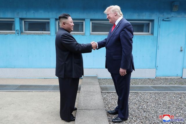 Ông Trump nhận được thư “tuyệt vời” của ông Kim Jong-un, hé lộ về cuộc gặp thứ 4 - 1 Ông Trump nhận được thư “tuyệt vời” của ông Kim Jong-un, hé lộ về cuộc gặp thứ 4 - 1