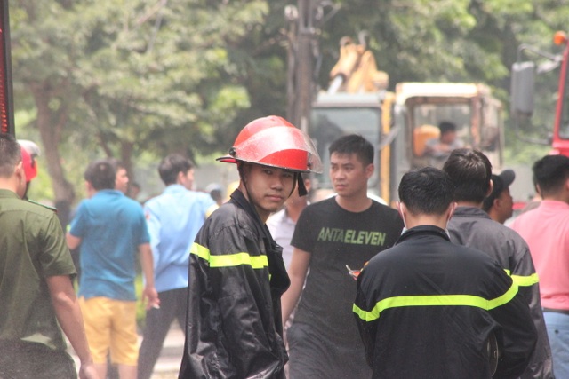 Hiện trường kho xưởng bị cháy gần trung tâm thương mại Aeon Mall Long Biên - 8 Hiện trường kho xưởng bị cháy gần trung tâm thương mại Aeon Mall Long Biên - 8