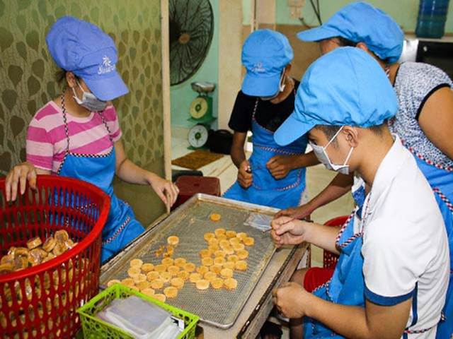 “Giữ lửa” nghề làm bánh đặc sản tiến vua có từ thế kỷ 18 - 1