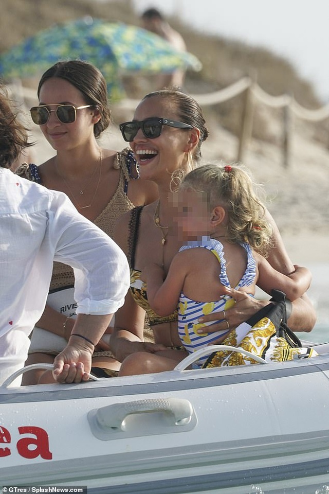Irina Shayk sành điệu bế con ra biển - 6 Irina Shayk sành điệu bế con ra biển - 6