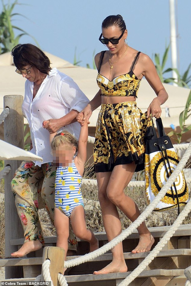 Irina Shayk sành điệu bế con ra biển - 4 Irina Shayk sành điệu bế con ra biển - 4