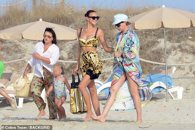 Irina Shayk sành điệu bế con ra biển - 3 Irina Shayk sành điệu bế con ra biển - 3