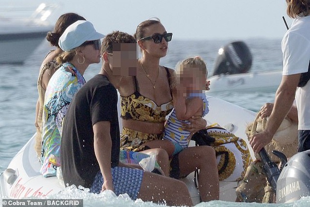 Irina Shayk sành điệu bế con ra biển - 10 Irina Shayk sành điệu bế con ra biển - 10