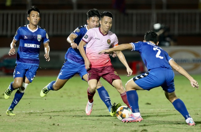 Trọng tài lại gây tranh cãi, Sài Gòn FC thua sát nút B.Bình Dương - 1 Trọng tài lại gây tranh cãi, Sài Gòn FC thua sát nút B.Bình Dương - 1