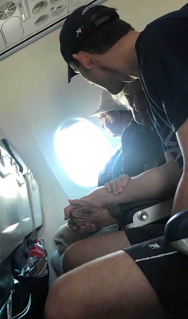 Chàng trai nắm tay và động viên bà cụ 96 tuổi suốt hành trình một chuyến bay