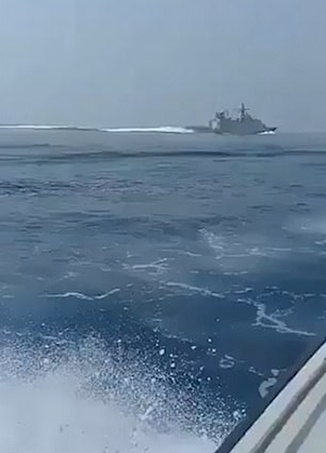 “Sốt” video tàu Iran rượt đuổi chiến hạm nghi của Anh trên Eo biển Hormuz - 1 “Sốt” video tàu Iran rượt đuổi chiến hạm nghi của Anh trên Eo biển Hormuz - 1