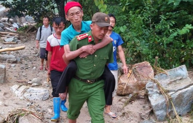 Đại úy công an nén nỗi đau mất người thân, giúp dân trong mưa lũ - 2 Đại úy công an nén nỗi đau mất người thân, giúp dân trong mưa lũ - 2
