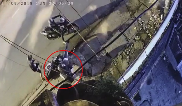 Xôn xao clip 2 thanh niên uy hiếp cô gái cướp tài sản trong đêm ở Sài Gòn - 1 Xôn xao clip 2 thanh niên uy hiếp cô gái cướp tài sản trong đêm ở Sài Gòn - 1