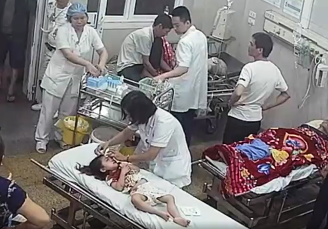 Côn đồ đấm bác sĩ “túi bụi” vì cho rằng không “nhiệt tình” - 2 Côn đồ đấm bác sĩ “túi bụi” vì cho rằng không “nhiệt tình” - 2