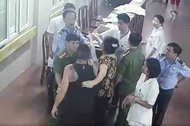 Côn đồ đấm bác sĩ “túi bụi” vì cho rằng không “nhiệt tình” - 4 Côn đồ đấm bác sĩ “túi bụi” vì cho rằng không “nhiệt tình” - 4