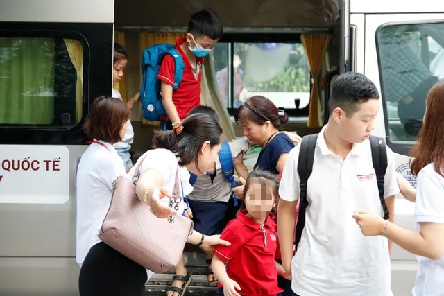 Vụ học sinh tử vong nghi bị quên trên xe: Phụ huynh Gateway bàng hoàng, tính chuyển trường cho con - 2 Vụ học sinh tử vong nghi bị quên trên xe: Phụ huynh Gateway bàng hoàng, tính chuyển trường cho con - 2