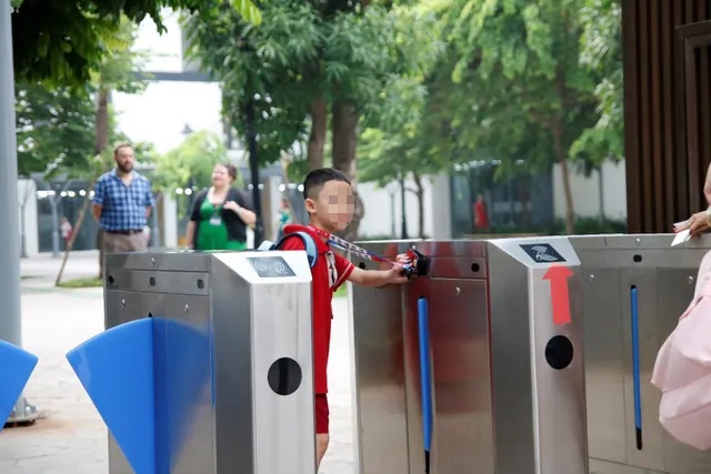 Vụ học sinh tử vong nghi bị quên trên xe: Phụ huynh Gateway bàng hoàng, tính chuyển trường cho con - 3 Vụ học sinh tử vong nghi bị quên trên xe: Phụ huynh Gateway bàng hoàng, tính chuyển trường cho con - 3