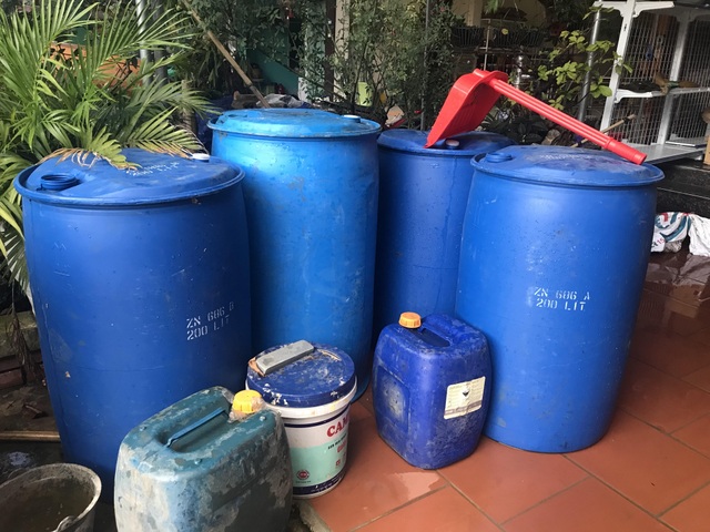 Lũ rút, dân đi cả trăm cây số tìm nước sạch - 2 Lũ rút, dân đi cả trăm cây số tìm nước sạch - 2